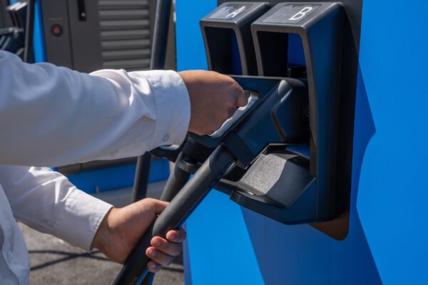 Hướng dẫn sạc pin ô tô điện VinFast